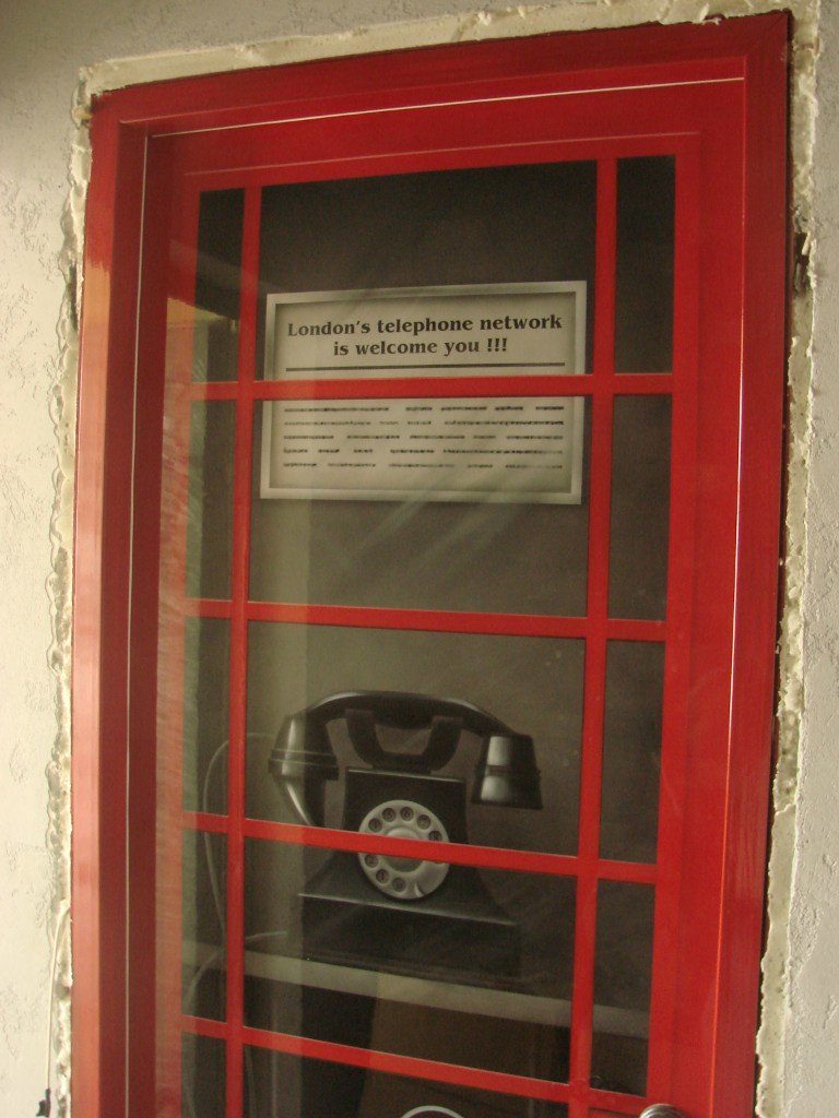 Телефонная будка - аэрография на двери