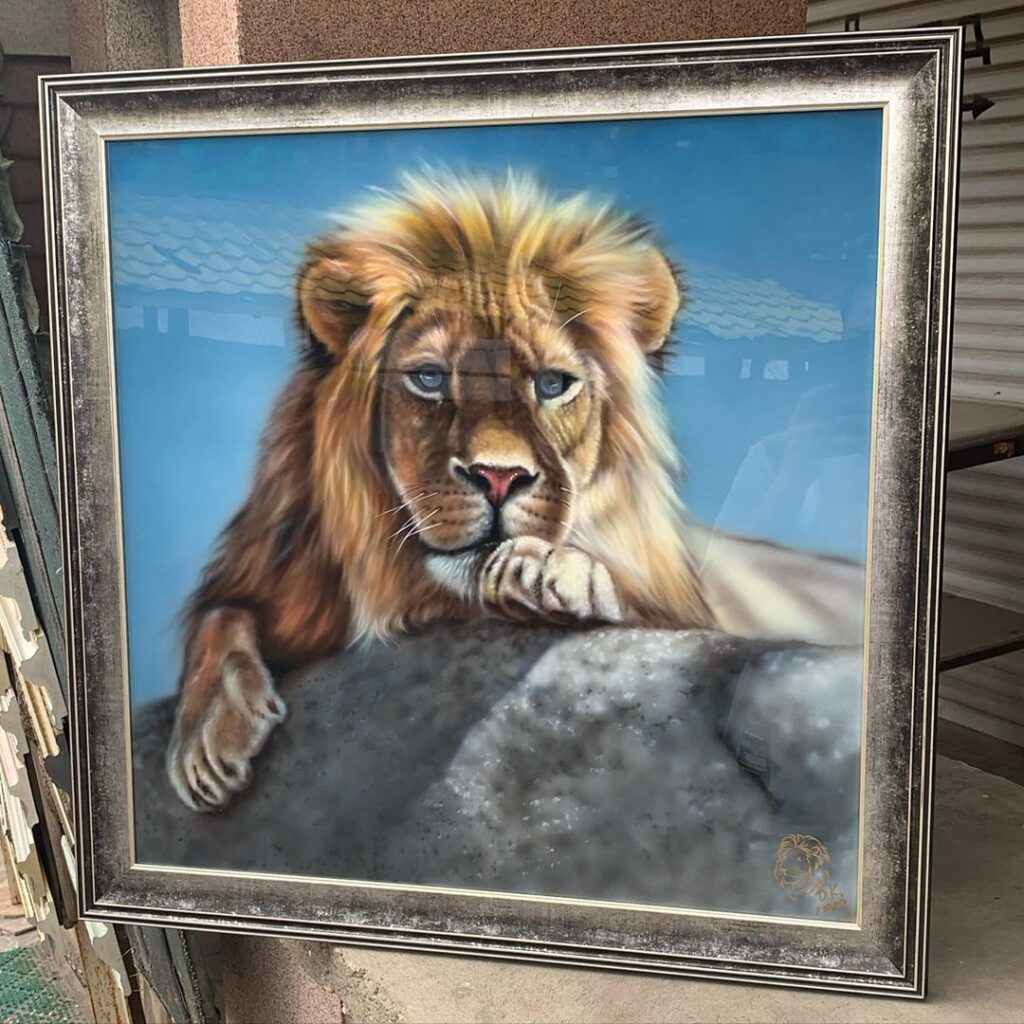 Портрет льва в технике аэрографии