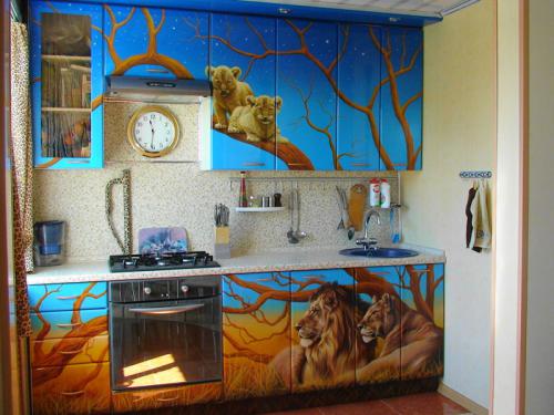 Семейство льва - аэрография на кухонном гарнитуре